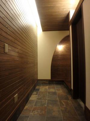 天然石で仕上げた広い玄関土間